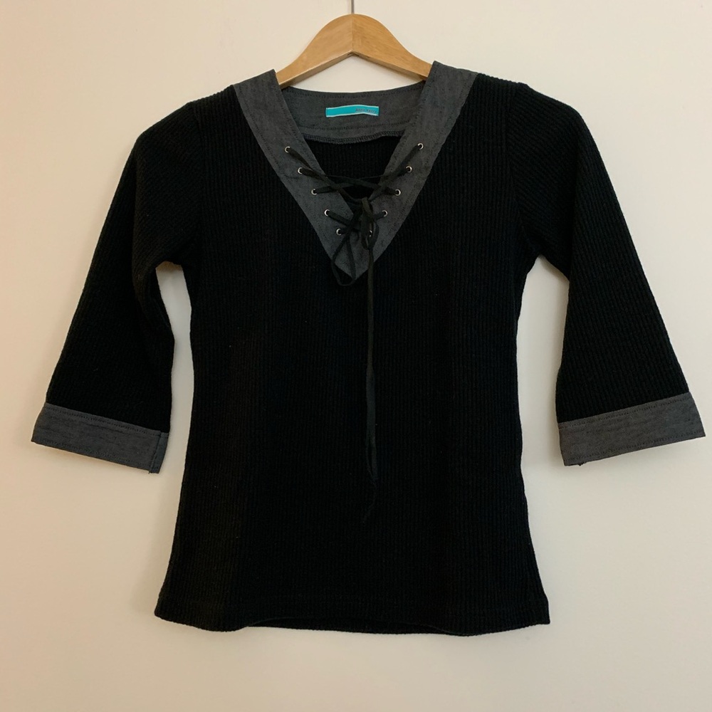 🎀 3 for $19 ✨ Black and Gray Lace-Up Top